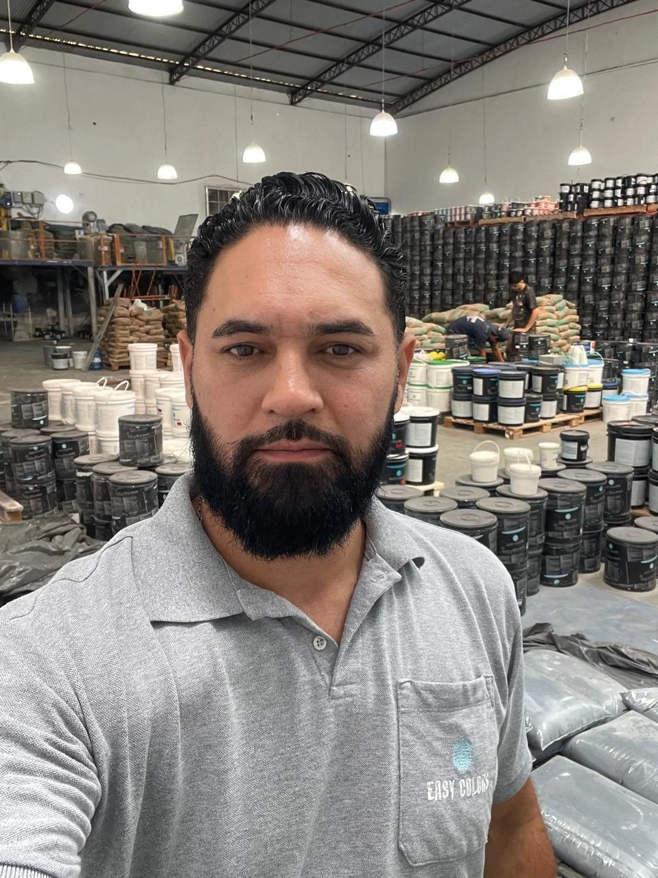 Biano, fundador da Easy Colors, em posicao profissional
